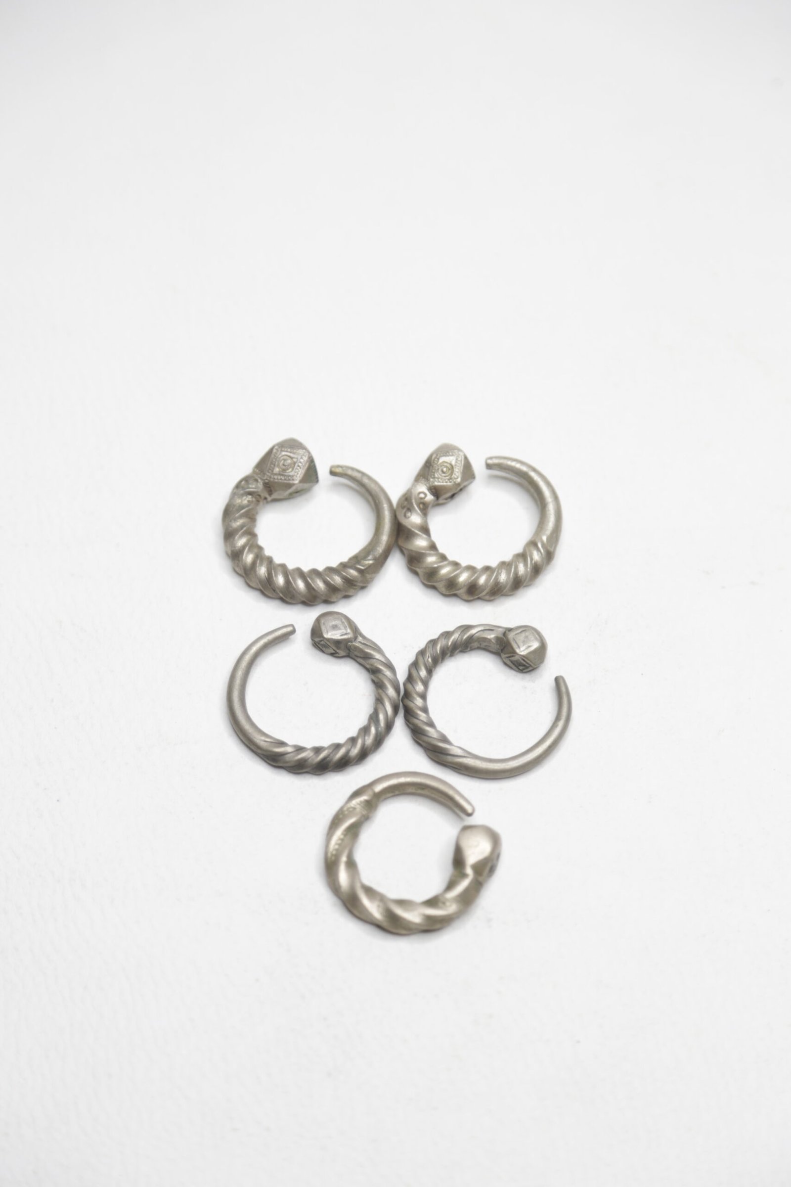 Boucles d'oreilles en argent et anneau porté au nez @CollectionMaridas